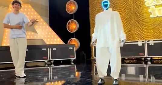 Robot mürəkkəb döyüş hərəkətlərini necə öyrəndi? VİDEO