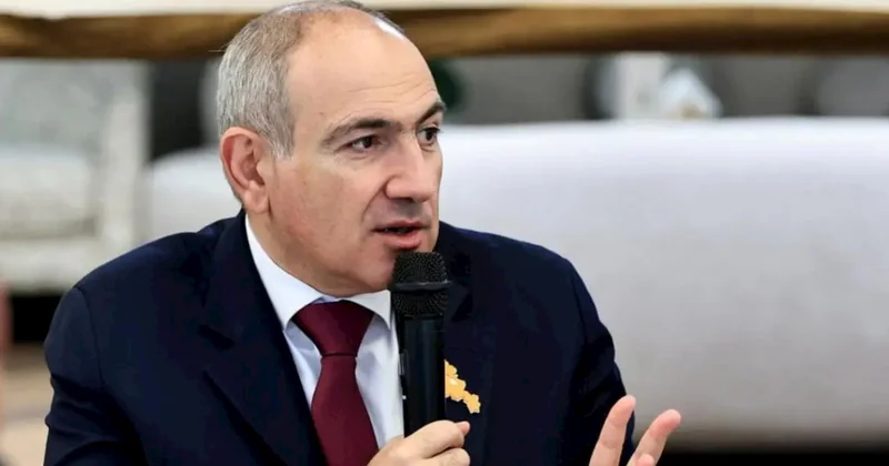 Paşinyanın yenə “dəliliyi tutdu” Maşında kolonka, kameraya ürək… VİDEO
