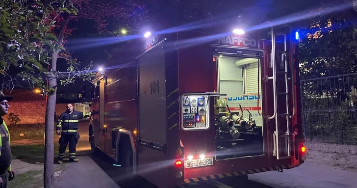В Баку произошел пожар во дворе школы