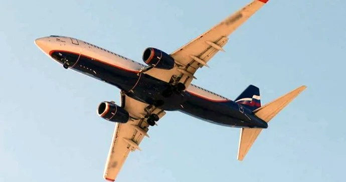 Boeing 737 təyyarəsi ön şüşəsi çatladığından məcburi eniş edib
