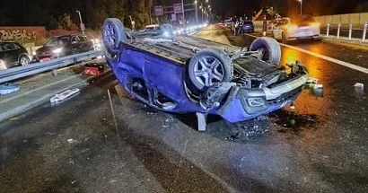 Polşada Rusiya səfirliyinə məxsus avtomobil aşıb