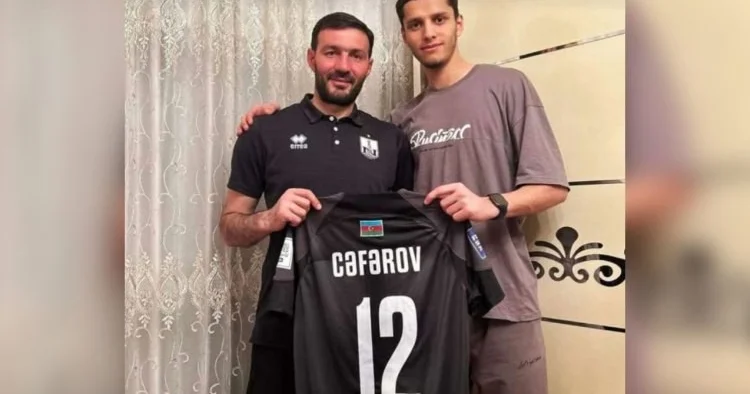 Milli komandamızın futbolçusu məşqçisinə maşın hədiyyə etdi FOTO