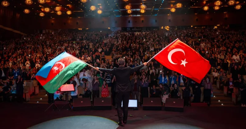 Ferhad Göçerin “Çırpınırdı Qara dəniz” ifası ayaq üstə alqışlandı: VİDEO + FOTOLAR