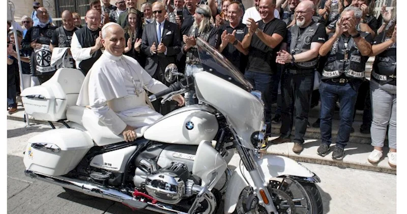 Roma Papasının motosikleti hərracda satıldı