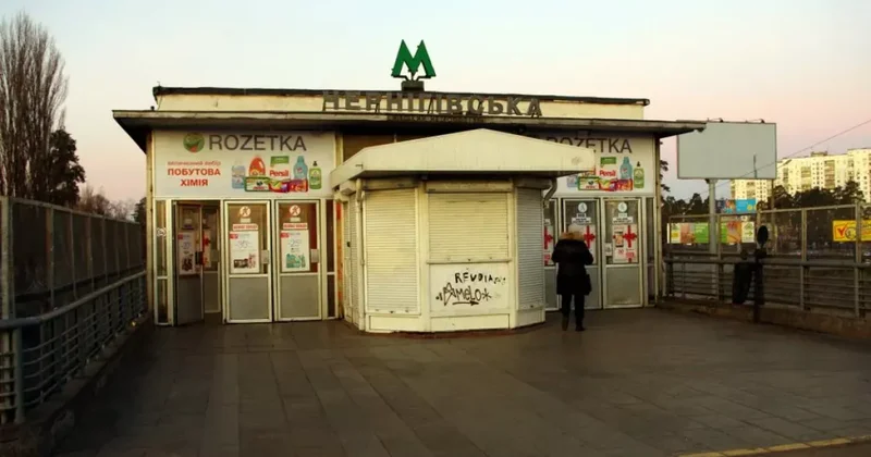 Так выглядит ж/д платформа в Киеве после удара: ВИДЕО