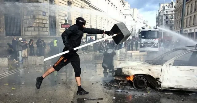 Parisdə komendant saatı elan edildi