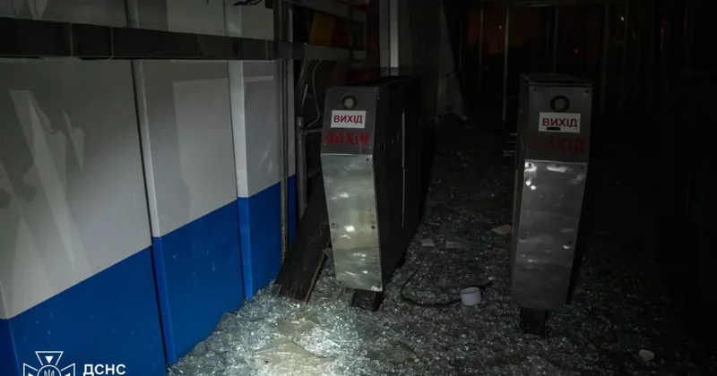 Удар баллистикой по Киеву: повреждены станция метро, медучреждение и школа ФОТО