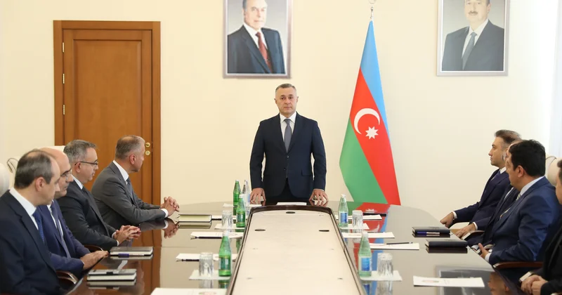 Keçmiş nazir yeni naziri kollektivə təqdim etdi FOTO