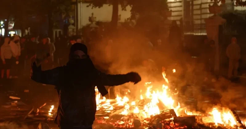 При нападении демонстрантов на полицейский участок в Албании пострадали 10 человек
