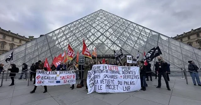 В Париже протестующие заблокировали вход в Лувр