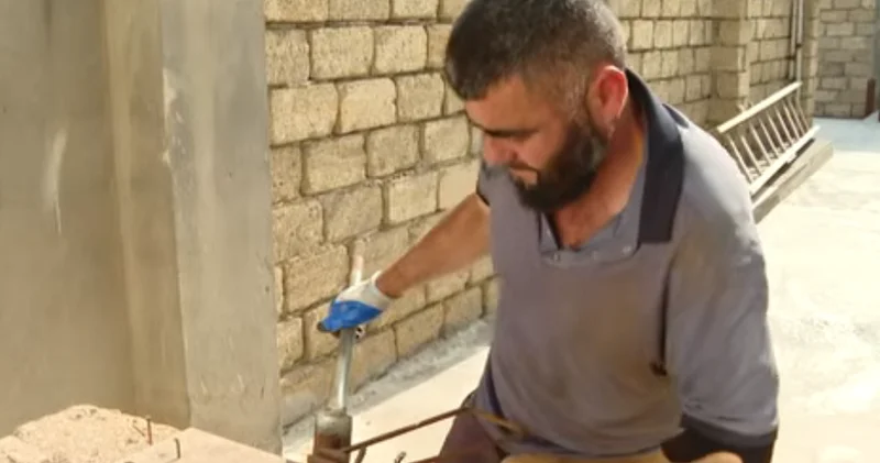 Tək qolu ilə tikintiyə aid hər işi bacarır Video KONKRET