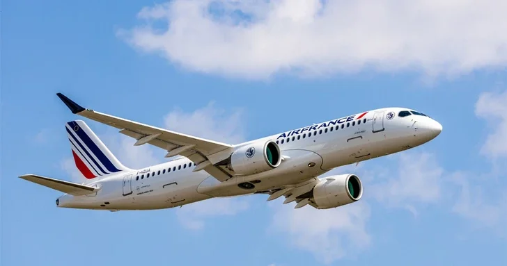 Самолет Air France подал сигнал бедствия по пути в Париж