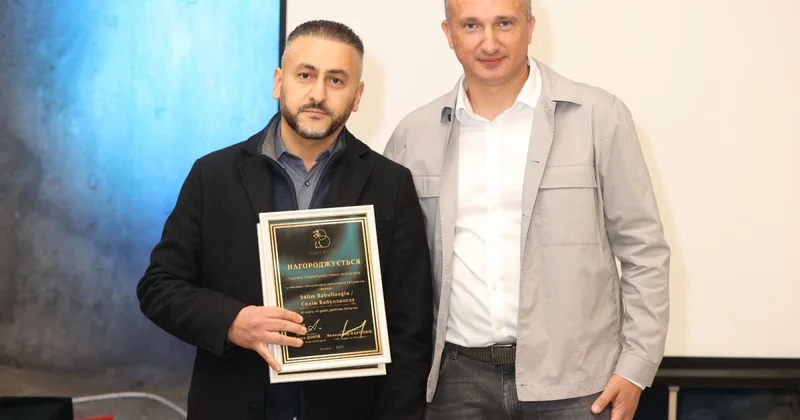 Diplomatımız şairin mükafatını qəbul etdi
