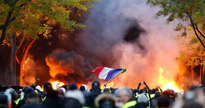 Fransada kütləvi etirazlar: Polis vəziyyətə nəzarəti itirdi