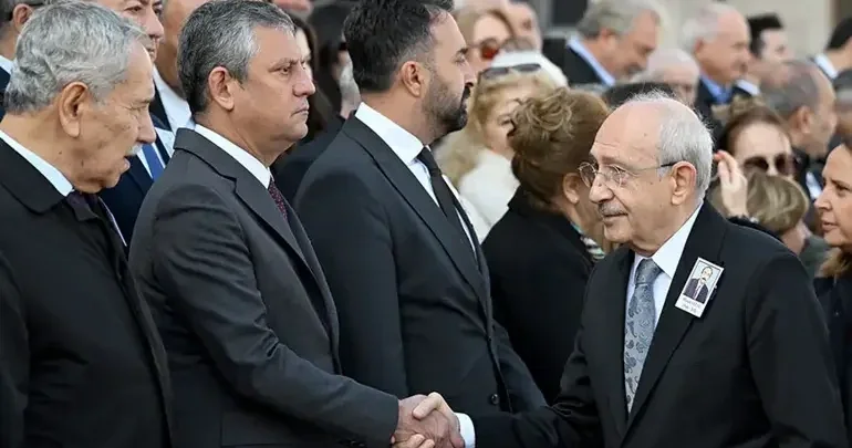 Soyuq salamlaşma Özgür Özəl Kamal Kılıçdaroğlunun üzünə baxmadı