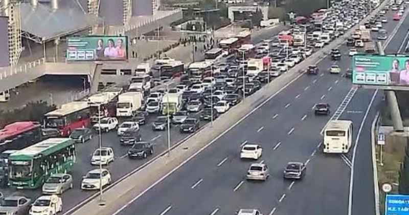 В Баку на ряде улиц и проспектов затруднено движение транспорта