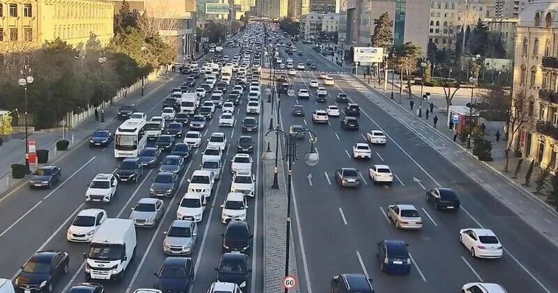 Həftəyə tıxacla başlamaq istəmirsinizsə, bu küçələrdən keçməyin SİYAHI