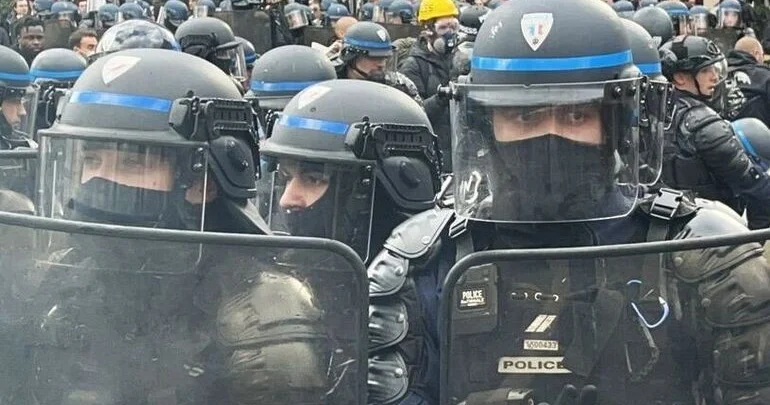 На фоне массовых протестов полиция Парижа мобилизует резервистов