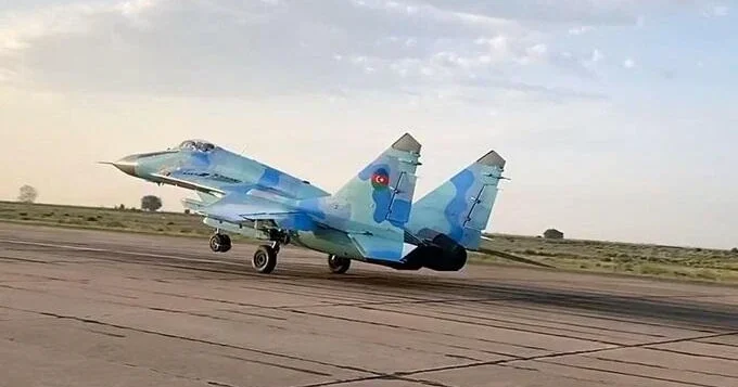 Azərbaycan və BƏƏ pilotları "düşmən hədəfləri"ni vurdu Video