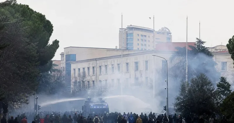 В Тиране столкновения на антиправительственных акциях: 295 пострадавших