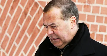 “Medvedev boş bir Finlandiya şüşəsi ilə xalçanın üzərində uzanıb”