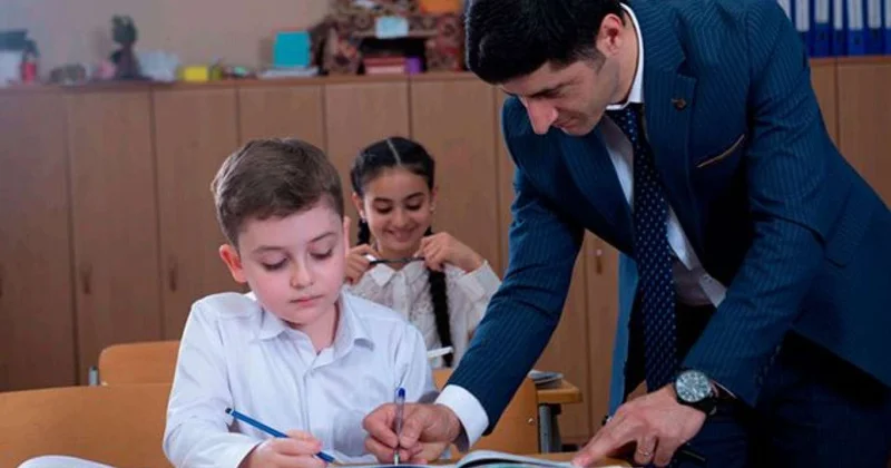 Tamştatlı müəllim sistemi: Kimlərin maaşı artacaq, kimlər işsiz qala bilər?