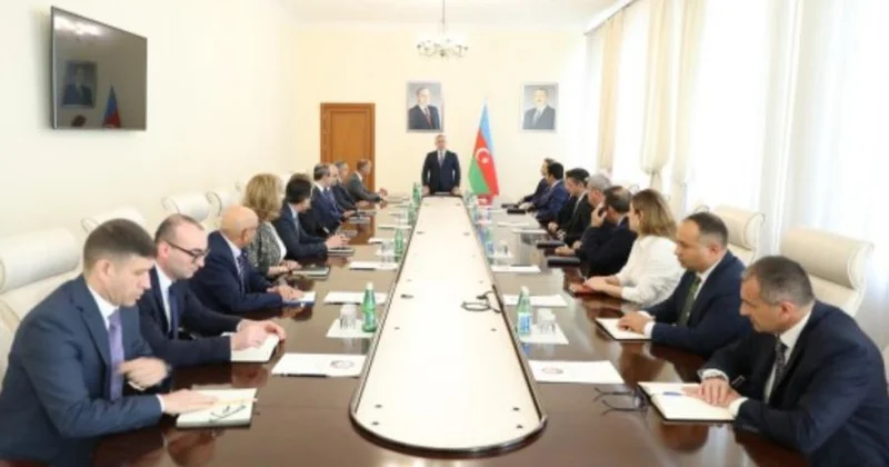Teymur Musayev yeni nazir Anar Bayramovu Səhiyyə Nazirliyinin kollektivinə təqdim edib