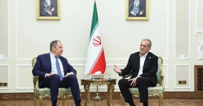 Pezeşkian Lavrovla regional və beynəlxalq məsələləri müzakirə edib