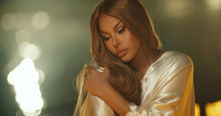 Aygün Kazımova Leyla Əliyevanın sözlərinə mahnı oxudu Video