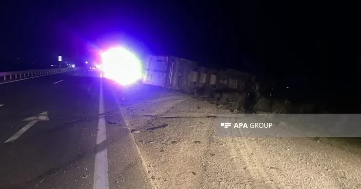 Bakı Qazax magistralında TIR aşdı, sürücü xəsarət aldı