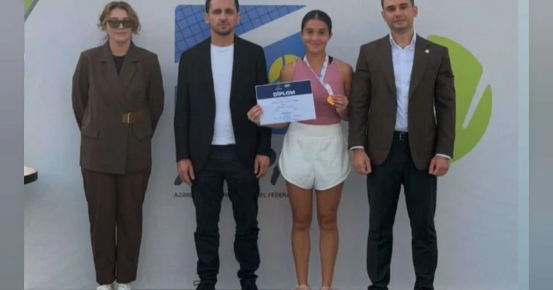 15 yaşlı Ayşən 18 yaşlı tennisçilər arasında ölkə birincisi oldu VİDEO