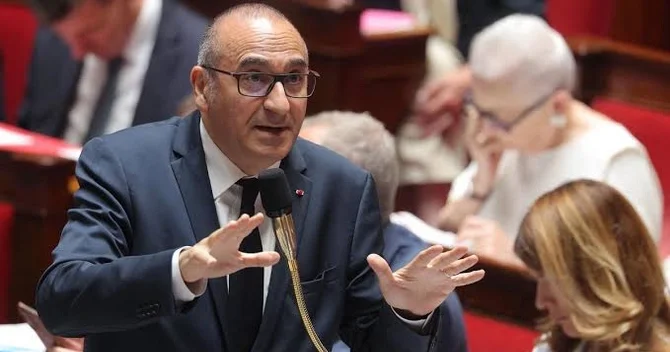 Fransalı nazir istefa ərizəsini yazdı