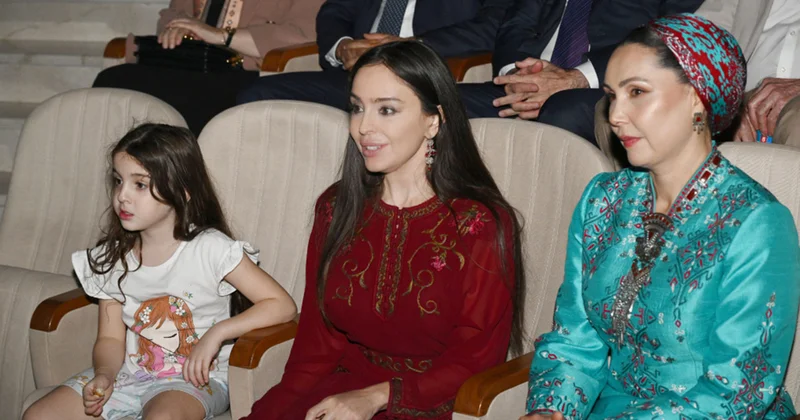 Leyla Əliyeva qızı ilə əfsanəvi qrupun şousunu izlədi FOTOLAR