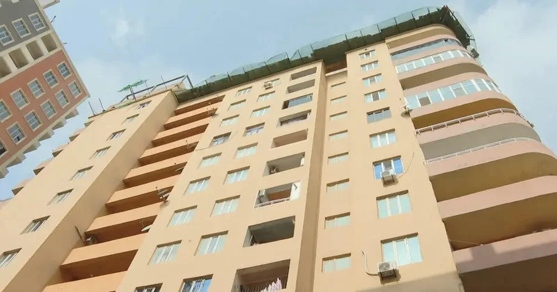 Yaşayış binasına daha iki mərtəbə əlavə olunur Sakinlər narahatdırlar (Video)