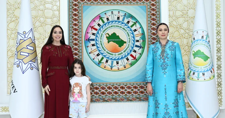 Leyla Əliyeva Arkadağ şəhərində Oğulcahan Atabayeva ilə görüşüb