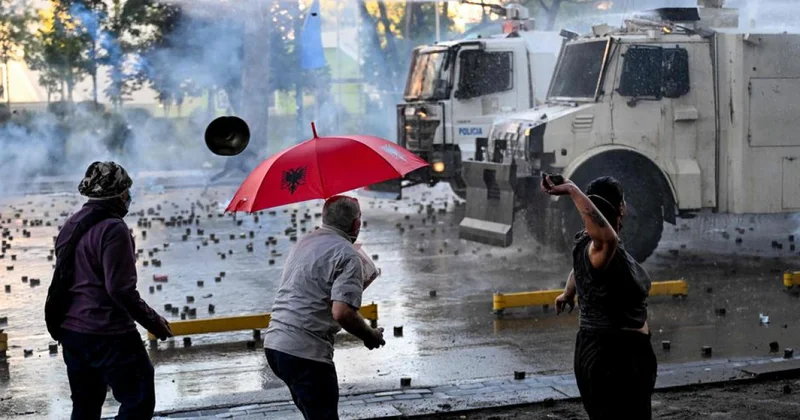 Я не уйду : премьер Албании ответил на массовые протесты в стране ФОТО