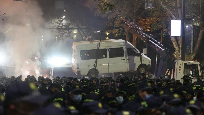 Gürcüstanda etirazçıların bağladığı küçəni polislər açdı