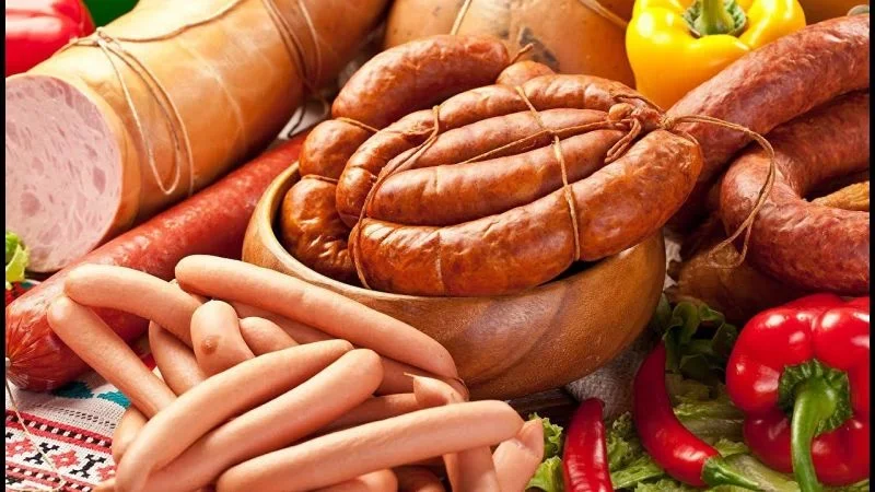 Kolbasa və sosislərə bu təhlükəli maddələr vurulur XƏBƏRDARLIQ