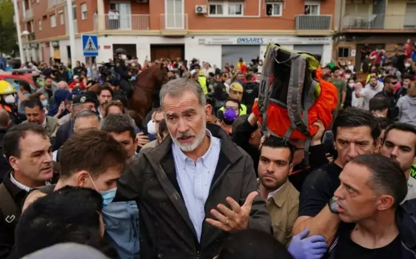 İspaniya kralı yenidən Valensiyadakı daşqın zonasına baş çəkib