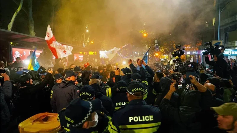 Tbilisidə polis etiraz aksiyasını dağıtsa da, müxalifət davam anonsu verdi (FOTO)