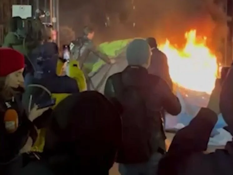 Tbilisidə polislə etirazçılar arasında toqquşma başladı: Xüsusi təyinatlılar...