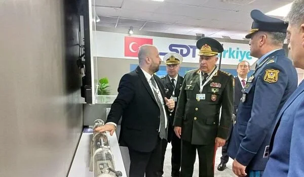 Kərim Vəliyev Pakistanda silahlara baxdı Foto