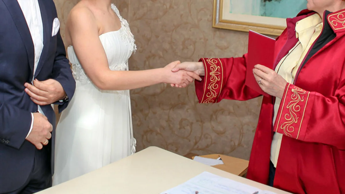 Nikah məmuru səhvən bəylə EVLƏNDİRİLDİ VİDEO FOTO