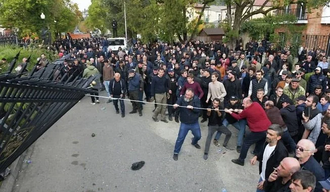 Abxaziyada gərginlik: Qaçan prezident polisə dirənməyi əmr etdi