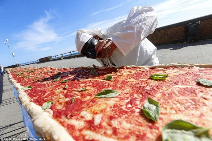 Dünyanın ən uzun pizzası hazırlandı 7 ton xəmir, 3 ton pendir...