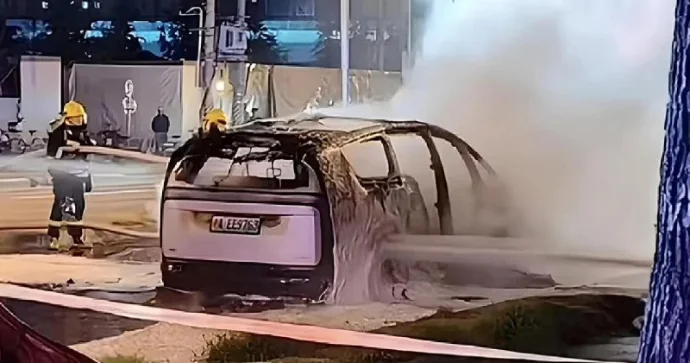 Li Auto yanan avtomobildəki texniki qüsuru etiraf etdi