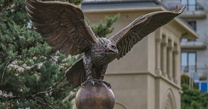 Ankaradakı Atatürk bulvarında türk birliyinin rəmzi olan “Toğrul quşu” heykəli qoyulub