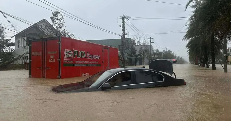 Сильное наводнение во Вьетнаме тысячи эвакуированы ФОТО ВИДЕО