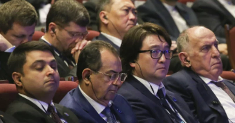 Azərbaycanlı icra başçısı iclasda yatdı İranlı fotoqrafdan maraqlı görüntü