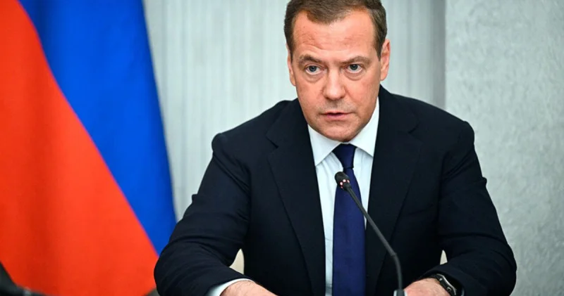 Medvedev yenə tvit atdı